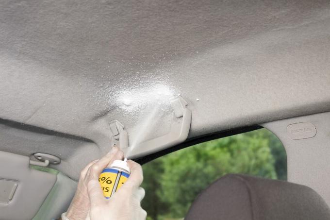 Aplicar espuma de tapicería al techo interior de un automóvil de pasajeros.