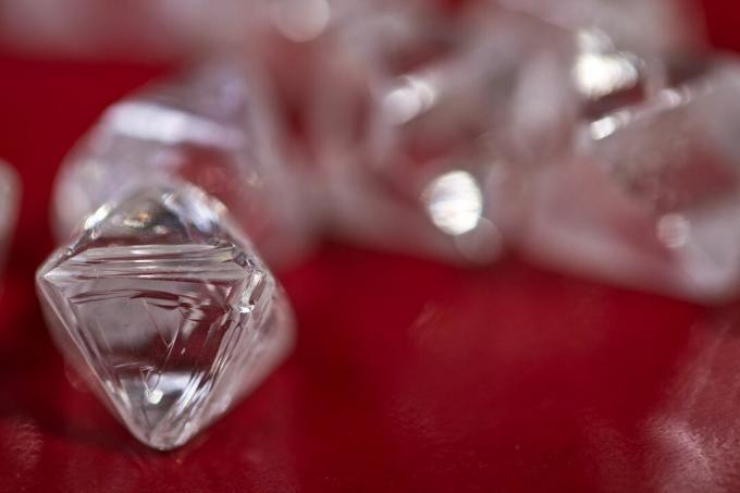 Diamantes em bruto da Mina de Diamantes EKATI no Canadá