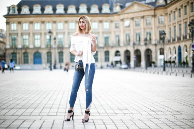 Pařížský pouliční styl v úzkých džínách