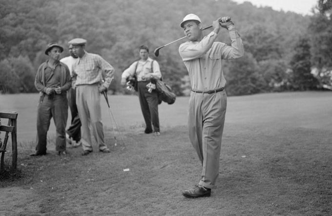 Легенда бокса Джо Луис играет на поле для гольфа в Йонкерсе, штат Нью-Йорк, 1946 год.