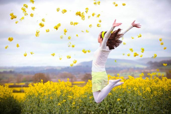 Gadis melompat di ladang lobak kuning