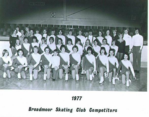Skøjteklub sort/hvid fotografi taget i 1977, der viser mange piger med kileklippet.