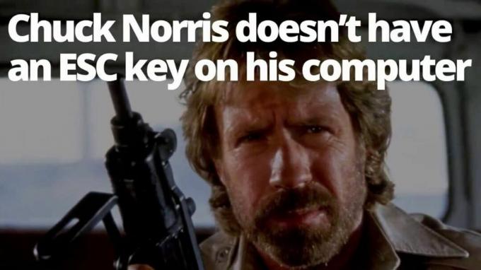 Meme Chucka Norrise s Norrisem držícím zbraň