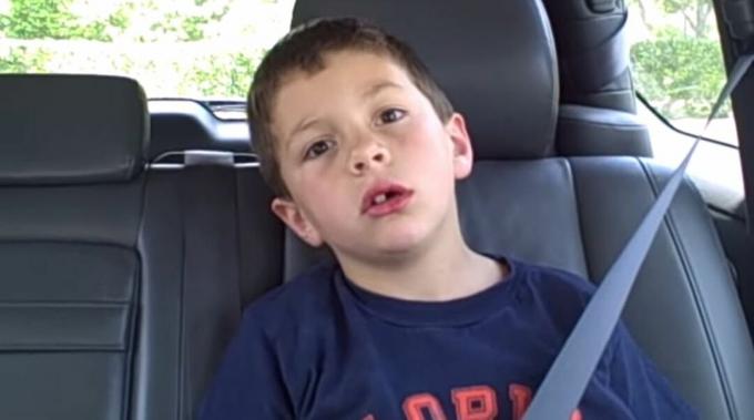 Snímka chlapca Davida, ktorý zle reagoval na lieky, ktoré mu dali u zubára, čím vzniklo virálne video
