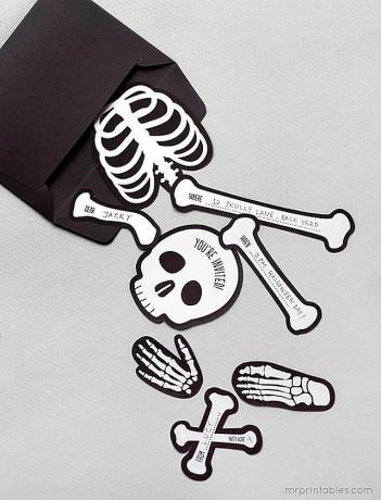 Покана за Хелоуин, която е хартиен скелет на парчета.