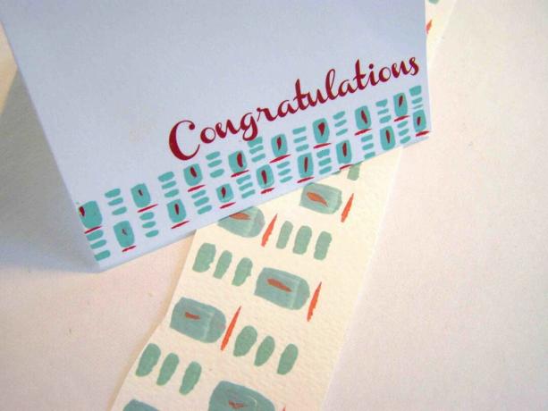 Una tarjeta de boda de felicitaciones roja y verde azulado.