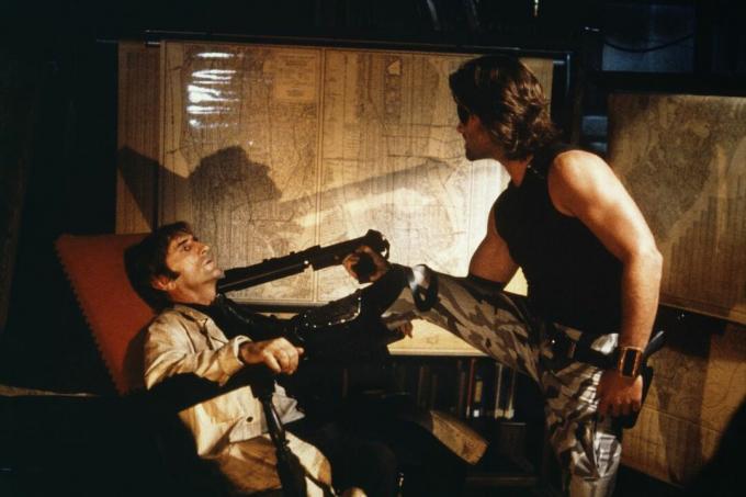 Aktieri Kurts Rasels un Harijs Dīns Stentons ainā no Džona Kārpentera 1981. gada filmas Bēgšana no Ņujorkas