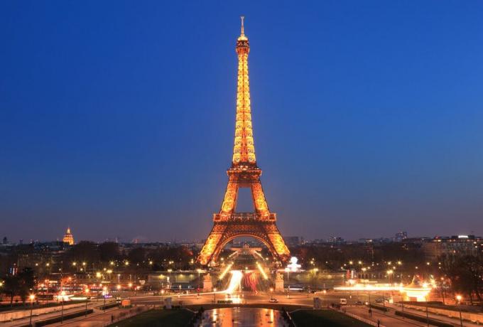 Een foto van de Eiffeltoren bij nacht
