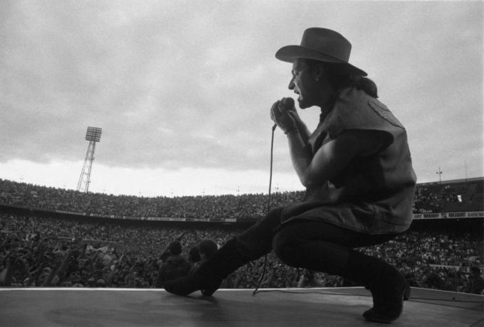 Боно и U2 выступают на стадионе Де Куип