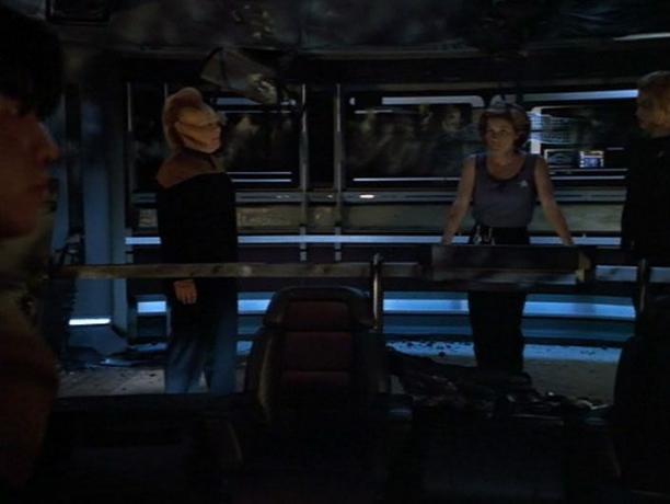 Janeway se dirige aos oficiais na ponte destruída