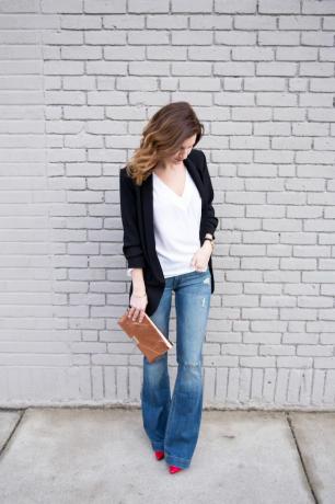 Žena v klasickém oblečení džíny a tričko a černé sako