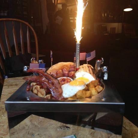 Gran bandeja de desayuno con fuegos artificiales en la placa