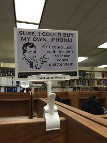 Znak v knjižnici, ki glasi: " Seveda, lahko bi kupil svoj iPhone! Ali pa bi lahko počakal, da svojega zapustiš brez nadzora!"
