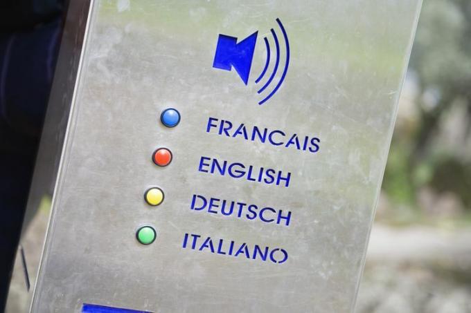 Urządzenie głośnikowe w różnych językach.