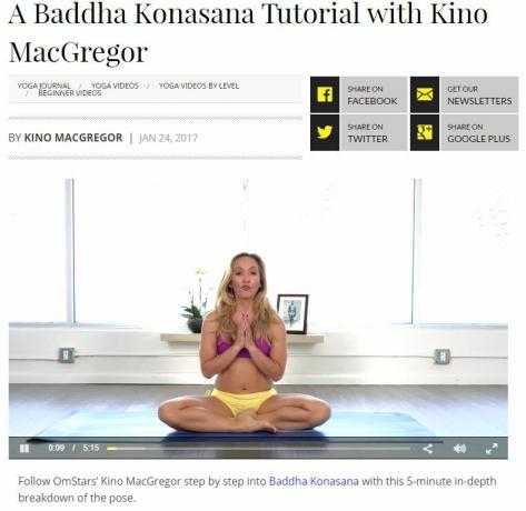 Una mujer en posición de Namaste en un video