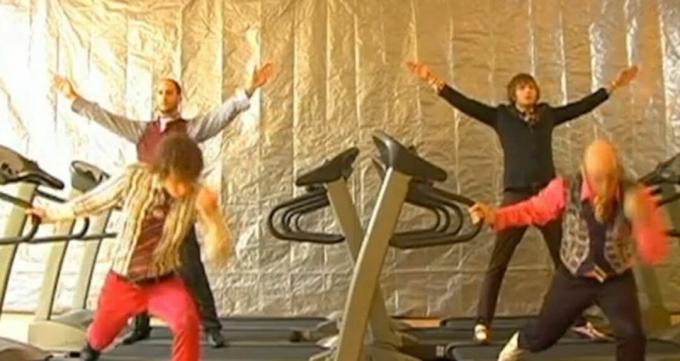 Ein Screenshot der OK Go-Gruppe, die ihr virales Meme Treadmill Dance macht.