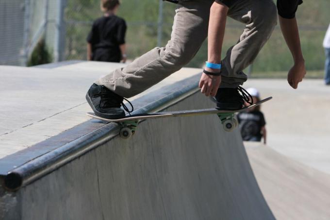 Start na skateboardu v polovině trubky