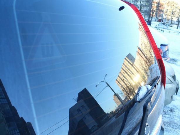 bir SUV'nin renkli arka camı