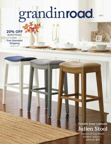 Das Cover des Grandin Road-Katalogs vom Oktober 2019 mit Barhockern in einer Küche