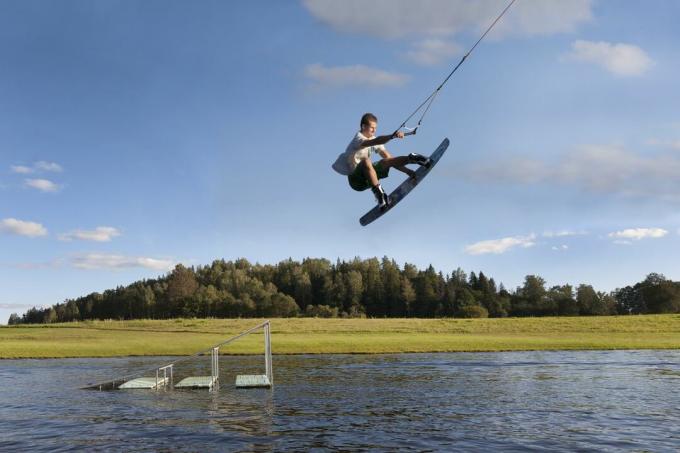 Estonija, Otepaa Wakepark, Young man wakeboarding