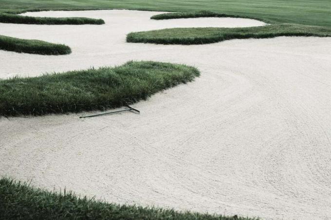Smilšu slazds golfa laukumā, paaugstināts skats