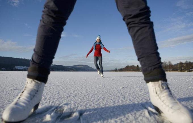 Австрия, Зальцкаммергут, озеро Иррзее, Девочки-подростки (14-15 лет) катаются на коньках