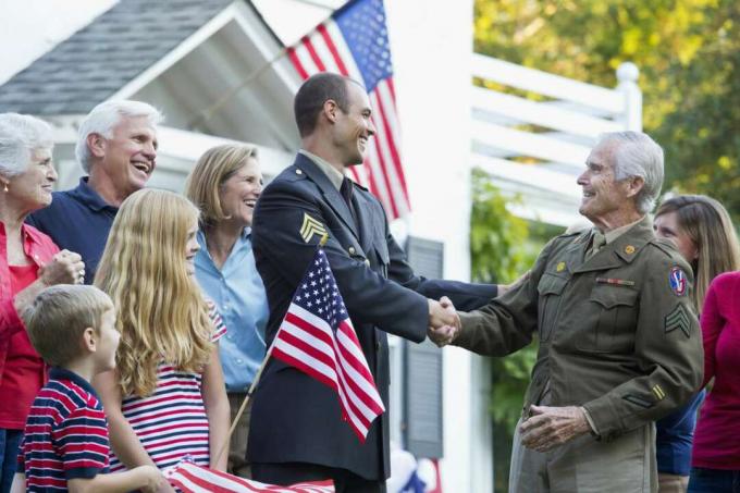O familie care salută veteranii.