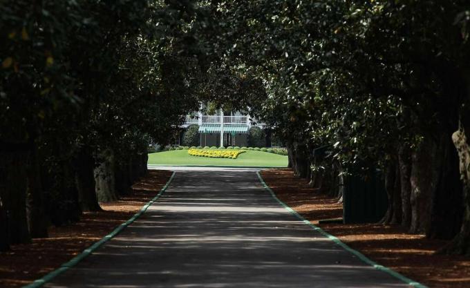 Magnolia Lane'i 60 magnooliapuud ja klubihoone on näha Augusta riiklikus golfiklubis