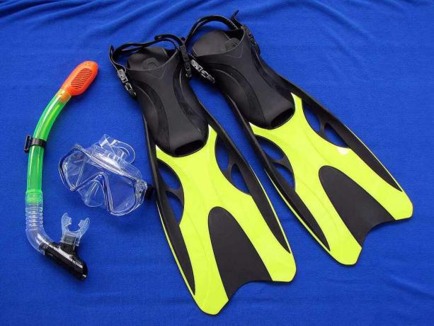 Tüüpiline snorgeldamisvarustus: snorkel, sukeldumismask ja ujumisuid.