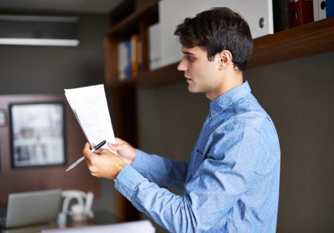 Homme avec document