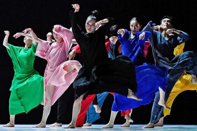 Un grup de oameni care interpretează dans modern.
