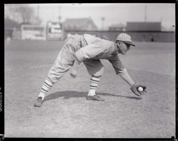 Frank Frisch fanger baseball på jorden