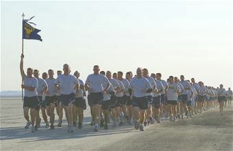 Los miembros de la 412th Test Wing corren en Roger's Dry Lakebed durante la Installation Fitness Run