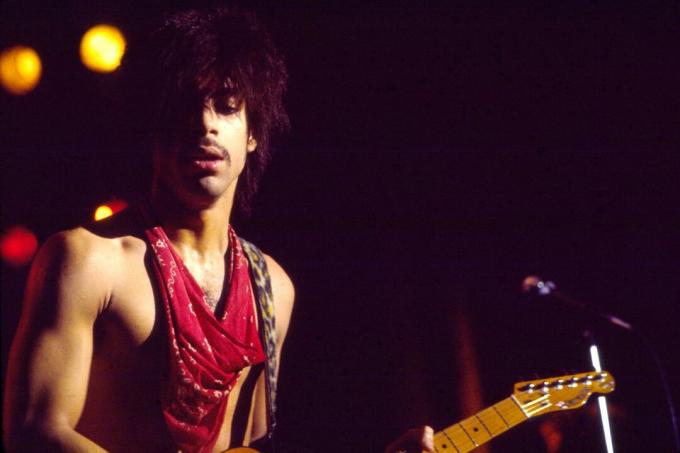 Prinss spēlē ģitāru uz Ritz skatuves savas Dirty Mind turnejas laikā