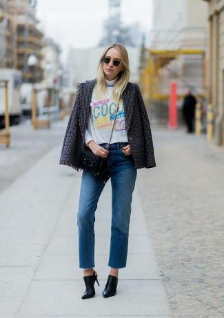 Tričko a džíny Chanel ve street stylu
