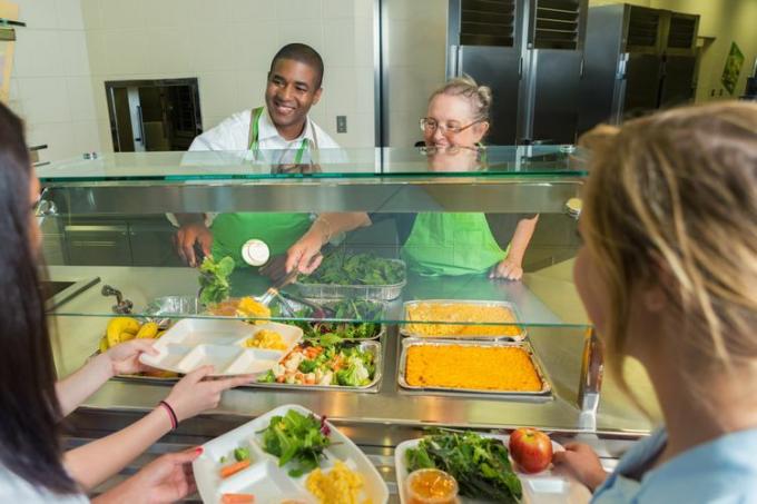 Różnorodne prace kafeteryjne służą uczniom szkół średnich
