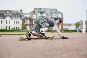 Lær hvordan du skateboard på Longboard i 7 enkle trinn