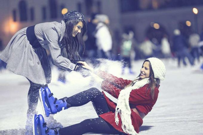 dvi merginos čiuožia ant ledo