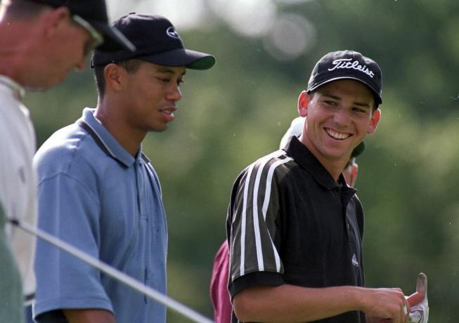Sergio Garcia uśmiecha się do Tigera Woodsa, gdy idą razem podczas PGA Championship.