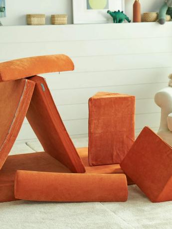 Bir yığın turuncu oyun koltuğu minderleri