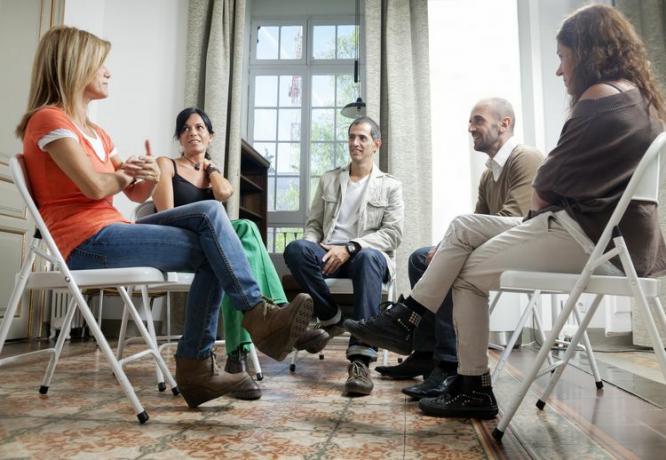 Poradce pro zneužívání návykových látek vede sezení skupinové terapie