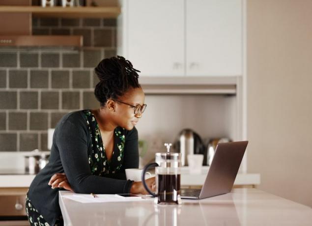 Černá žena dělá výzkum na notebooku