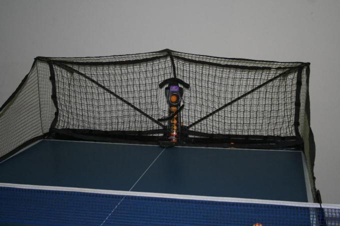Newgy Robo-Pong 2050 მაგიდის ჩოგბურთის რობოტის ფოტო - წინა ხედი