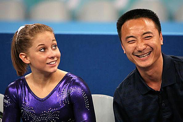 המתעמלת שון ג'ונסון עם מאמנה ליאנג צ'או באולימפיאדת 2008