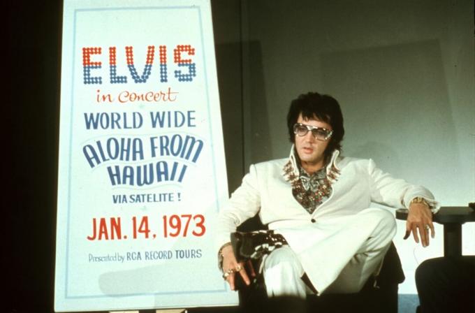 Elvis na tiskové konferenci Aloha From Hawaii