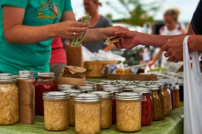 Beskuren Bild Av Kunden Köper Konserver På Farmer Market