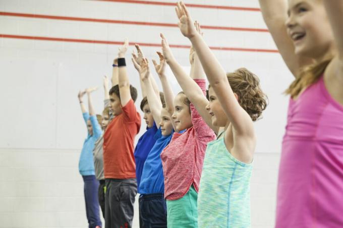 Desenvolvimento físico infantil de 9 anos - crianças na aula de ginástica