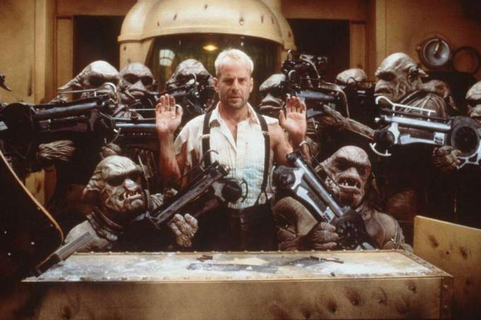 Igralec Bruce Willis v prizoru iz filma 'Peti element' iz leta 1997