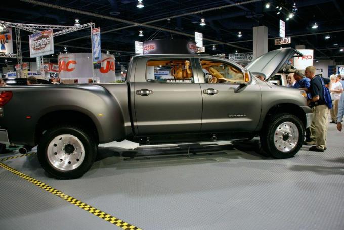 Toyota Tundra Diesel Dually proje kamyonunun yandan görünümü