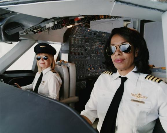 A pilótafülkében ülő női pilóták portréja